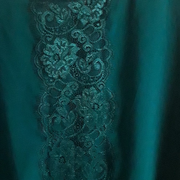 Green blouse. - Picture 4 of 7